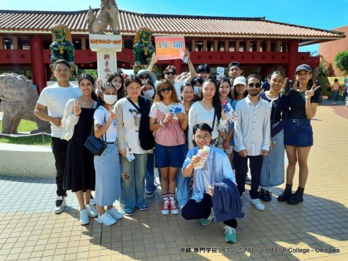 専門学校ライフジュニアカレッジ2025バスツアーが5月23日（金）に開催され、生徒たちは大変満足しました！

今年のバスツアーは、1) 南城市のおきなわワールド、2) 南の駅 やえせ、3) 糸満市の平和祈念公園の3か所を訪問する予定でした。ツアーバスはすべて、定刻通り8時30分に学校を出発しました。

2025バスツアーの最初の目的地は、沖縄県南城市にある「おきなわワールド」でした。「おきなわワールド」は、数多くの展示物を持つユニークなテーマパークです。おきなわワールドの展示は、沖縄の文化、歴史、自然に焦点を当てており、「玉泉洞」と呼ばれる巨大な天然洞窟もあります。専門学校ライフジュニアカレッジの多くの生徒にとって、これが初めてのおきなわワールド訪問でした。生徒たちは、沖縄の工芸品、様々な食べ物や飲み物、「スーパーエイサー」ショー、ハブショー、美しい自然の景色など、様々な楽しみを味わいました。しかし、おきなわワールドの目玉は、やはり天然鍾乳洞「玉泉洞」です。玉泉洞を含むおきなわワールドは、ここ沖縄県で非常に人気のある観光スポットです。 1-3 homeroom class