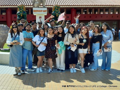 専門学校ライフジュニアカレッジ2025バスツアーが5月23日（金）に開催され、生徒たちは大変満足しました！

今年のバスツアーは、1) 南城市のおきなわワールド、2) 南の駅 やえせ、3) 糸満市の平和祈念公園の3か所を訪問する予定でした。ツアーバスはすべて、定刻通り8時30分に学校を出発しました。

2025バスツアーの最初の目的地は、沖縄県南城市にある「おきなわワールド」でした。「おきなわワールド」は、数多くの展示物を持つユニークなテーマパークです。おきなわワールドの展示は、沖縄の文化、歴史、自然に焦点を当てており、「玉泉洞」と呼ばれる巨大な天然洞窟もあります。専門学校ライフジュニアカレッジの多くの生徒にとって、これが初めてのおきなわワールド訪問でした。生徒たちは、沖縄の工芸品、様々な食べ物や飲み物、「スーパーエイサー」ショー、ハブショー、美しい自然の景色など、様々な楽しみを味わいました。しかし、おきなわワールドの目玉は、やはり天然鍾乳洞「玉泉洞」です。玉泉洞を含むおきなわワールドは、ここ沖縄県で非常に人気のある観光スポットです。 1-4 homeroom class