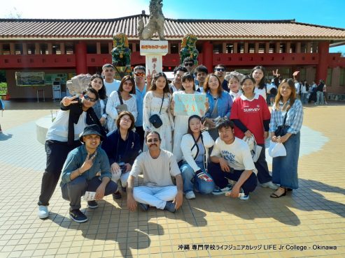 専門学校ライフジュニアカレッジ2025バスツアーが5月23日（金）に開催され、生徒たちは大変満足しました！

今年のバスツアーは、1) 南城市のおきなわワールド、2) 南の駅 やえせ、3) 糸満市の平和祈念公園の3か所を訪問する予定でした。ツアーバスはすべて、定刻通り8時30分に学校を出発しました。

2025バスツアーの最初の目的地は、沖縄県南城市にある「おきなわワールド」でした。「おきなわワールド」は、数多くの展示物を持つユニークなテーマパークです。おきなわワールドの展示は、沖縄の文化、歴史、自然に焦点を当てており、「玉泉洞」と呼ばれる巨大な天然洞窟もあります。専門学校ライフジュニアカレッジの多くの生徒にとって、これが初めてのおきなわワールド訪問でした。生徒たちは、沖縄の工芸品、様々な食べ物や飲み物、「スーパーエイサー」ショー、ハブショー、美しい自然の景色など、様々な楽しみを味わいました。しかし、おきなわワールドの目玉は、やはり天然鍾乳洞「玉泉洞」です。玉泉洞を含むおきなわワールドは、ここ沖縄県で非常に人気のある観光スポットです。 B2A homeroom class