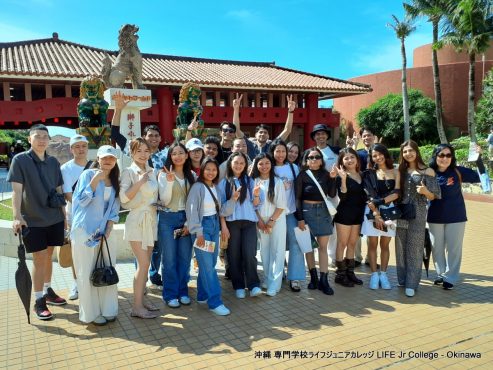 専門学校ライフジュニアカレッジ2025バスツアーが5月23日（金）に開催され、生徒たちは大変満足しました！

今年のバスツアーは、1) 南城市のおきなわワールド、2) 南の駅 やえせ、3) 糸満市の平和祈念公園の3か所を訪問する予定でした。ツアーバスはすべて、定刻通り8時30分に学校を出発しました。

2025バスツアーの最初の目的地は、沖縄県南城市にある「おきなわワールド」でした。「おきなわワールド」は、数多くの展示物を持つユニークなテーマパークです。おきなわワールドの展示は、沖縄の文化、歴史、自然に焦点を当てており、「玉泉洞」と呼ばれる巨大な天然洞窟もあります。専門学校ライフジュニアカレッジの多くの生徒にとって、これが初めてのおきなわワールド訪問でした。生徒たちは、沖縄の工芸品、様々な食べ物や飲み物、「スーパーエイサー」ショー、ハブショー、美しい自然の景色など、様々な楽しみを味わいました。しかし、おきなわワールドの目玉は、やはり天然鍾乳洞「玉泉洞」です。玉泉洞を含むおきなわワールドは、ここ沖縄県で非常に人気のある観光スポットです。 B2B class
