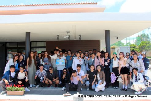 専門学校ライフジュニアカレッジ2025バスツアーが5月23日（金）に開催され、生徒たちは大変満足しました！

今年のバスツアーは、1) 南城市のおきなわワールド、2) 南の駅 やえせ、3) 糸満市の平和祈念公園の3か所を訪問する予定でした。ツアーバスはすべて、定刻通り8時30分に学校を出発しました。

2025バスツアーの最初の目的地は、沖縄県南城市にある「おきなわワールド」でした。「おきなわワールド」は、数多くの展示物を持つユニークなテーマパークです。おきなわワールドの展示は、沖縄の文化、歴史、自然に焦点を当てており、「玉泉洞」と呼ばれる巨大な天然洞窟もあります。専門学校ライフジュニアカレッジの多くの生徒にとって、これが初めてのおきなわワールド訪問でした。生徒たちは、沖縄の工芸品、様々な食べ物や飲み物、「スーパーエイサー」ショー、ハブショー、美しい自然の景色など、様々な楽しみを味わいました。しかし、おきなわワールドの目玉は、やはり天然鍾乳洞「玉泉洞」です。玉泉洞を含むおきなわワールドは、ここ沖縄県で非常に人気のある観光スポットです。 LIFE Jr College 2025 Bus Tour Bus#1 students