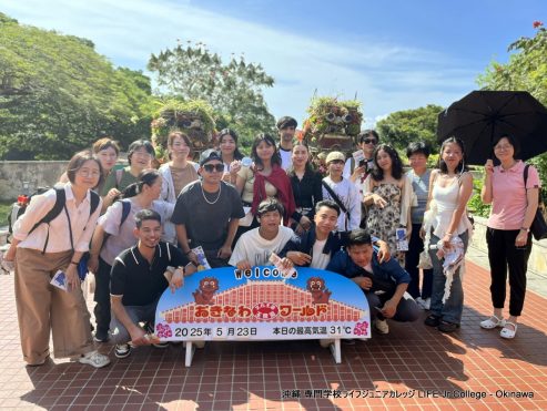 専門学校ライフジュニアカレッジ2025バスツアーが5月23日（金）に開催され、生徒たちは大変満足しました！

今年のバスツアーは、1) 南城市のおきなわワールド、2) 南の駅 やえせ、3) 糸満市の平和祈念公園の3か所を訪問する予定でした。ツアーバスはすべて、定刻通り8時30分に学校を出発しました。

2025バスツアーの最初の目的地は、沖縄県南城市にある「おきなわワールド」でした。「おきなわワールド」は、数多くの展示物を持つユニークなテーマパークです。おきなわワールドの展示は、沖縄の文化、歴史、自然に焦点を当てており、「玉泉洞」と呼ばれる巨大な天然洞窟もあります。専門学校ライフジュニアカレッジの多くの生徒にとって、これが初めてのおきなわワールド訪問でした。生徒たちは、沖縄の工芸品、様々な食べ物や飲み物、「スーパーエイサー」ショー、ハブショー、美しい自然の景色など、様々な楽しみを味わいました。しかし、おきなわワールドの目玉は、やはり天然鍾乳洞「玉泉洞」です。玉泉洞を含むおきなわワールドは、ここ沖縄県で非常に人気のある観光スポットです。 H2A homeroom class
