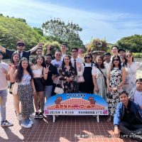 専門学校ライフジュニアカレッジ2025バスツアーが5月23日（金）に開催され、生徒たちは大変満足しました！ 今年のバスツアーは、1) 南城市のおきなわワールド、2) 南の駅 やえせ、3) 糸満市の平和祈念公園の3か所を訪問する予定でした。ツアーバスはすべて、定刻通り8時30分に学校を出発しました。 2025バスツアーの最初の目的地は、沖縄県南城市にある「おきなわワールド」でした。「おきなわワールド」は、数多くの展示物を持つユニークなテーマパークです。おきなわワールドの展示は、沖縄の文化、歴史、自然に焦点を当てており、「玉泉洞」と呼ばれる巨大な天然洞窟もあります。専門学校ライフジュニアカレッジの多くの生徒にとって、これが初めてのおきなわワールド訪問でした。生徒たちは、沖縄の工芸品、様々な食べ物や飲み物、「スーパーエイサー」ショー、ハブショー、美しい自然の景色など、様々な楽しみを味わいました。しかし、おきなわワールドの目玉は、やはり天然鍾乳洞「玉泉洞」です。玉泉洞を含むおきなわワールドは、ここ沖縄県で非常に人気のある観光スポットです。 専門学校ライフジュニアカレッジ2025バスツアーの2つ目の目的地は、八重瀬町にある「サウスステーションやえせ」でした。サウスステーションやえせでは、専門学校ライフジュニアカレッジの生徒と教職員が食事やデザートを購入することができました。また、野菜や果物などの農産物、ジャムなど、地元産の様々な商品も購入できました。専門学校ライフジュニアカレッジの生徒と教職員のほとんどにとって、サウスステーションやえせを訪れるのは初めてのことでした。 2025バスツアーの3つ目、そして最後の目的地は、糸満市にある「平和祈念公園」でした。平和記念公園では、ライフ短期大学の生徒たちは、沖縄戦終結を記念する平和の礎、沖縄県平和祈念資料館、沖縄平和祈念館などに加え、緑豊かな公園の静けさを満喫しました。平和記念公園への訪問は、生徒たちにとってリラックスし、思いを巡らせ、記憶に刻み、瞑想し、学び、世界平和のために尽力する決意を固める良い機会となりました。糸満市の平和記念公園への訪問は、ぜひお勧めします。