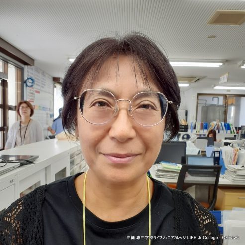 専門学校ライフジュニアカレッジの2025-2026年度の教職員をご紹介します！専門学校ライフジュニアカレッジは、2025-2026年度の教職員をご紹介できることを大変誇りに思っています。事務部門と教務部門の全員が、専門学校ライフジュニアカレッジの学生の皆様をサポートいたします。専門学校ライフジュニアカレッジは2014年から、沖縄県那覇市で日本人学生と留学生の両方の教育とサポートに取り組んできました。教職員一同、2025-2026年度が素晴らしい学年となることを心待ちにしています！皆で力を合わせ、頑張りましょう！

Please meet the teachers at vocational school Life Jr College teachers for 2025-2026! Vocational school Life Jr College is very proud to introduce to you the 2025-2026 faculty and staff. 
All of the members of the administration and Academic Affairs departments are here to help all of the students at vocational school Life Jr College. Since 2014, vocational school Life Jr College has been educating and supporting both Japanese students and International students here in Naha City, Okinawa Prefecture. All of faculty and staff are looking forward to wonderful academic year in 2025-2026! Let's all try to do our very best!
Arakaki
