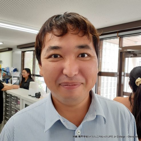 専門学校ライフジュニアカレッジの2025-2026年度の教職員をご紹介します！専門学校ライフジュニアカレッジは、2025-2026年度の教職員をご紹介できることを大変誇りに思っています。事務部門と教務部門の全員が、専門学校ライフジュニアカレッジの学生の皆様をサポートいたします。専門学校ライフジュニアカレッジは2014年から、沖縄県那覇市で日本人学生と留学生の両方の教育とサポートに取り組んできました。教職員一同、2025-2026年度が素晴らしい学年となることを心待ちにしています！皆で力を合わせ、頑張りましょう！

Please meet the teachers at vocational school Life Jr College teachers for 2025-2026! Vocational school Life Jr College is very proud to introduce to you the 2025-2026 faculty and staff. 
All of the members of the administration and Academic Affairs departments are here to help all of the students at vocational school Life Jr College. Since 2014, vocational school Life Jr College has been educating and supporting both Japanese students and International students here in Naha City, Okinawa Prefecture. All of faculty and staff are looking forward to wonderful academic year in 2025-2026! Let's all try to do our very best!
Oshiro