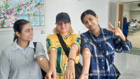 2026/05/15(金)健康診断 Annual Health Check-up
専門学校ライフジュニアカレッジ LIFE Jr College の生徒たちは、那覇市医師会生活習慣病検診センターで年次健康診断を受けました。
那覇市医師会での検査は非常にスムーズに進み、ほとんどの生徒が30~40分程度で健康診断を終えることができました。
当初の予定通りに健康診断を受けられなかった生徒は、既に再予約が済んでいます。再予約の日程については、担任の先生にご相談ください。
健康診断の結果は数週間後に判明します。結果によっては、追加の診察が必要となる生徒もいるかもしれません。そのような生徒は、担任の先生または事務室にご相談ください。
年次健康診断の目的は、早期発見と予防医療を提供することです。皆で力を合わせて、より健康で充実した生活を送りましょう。