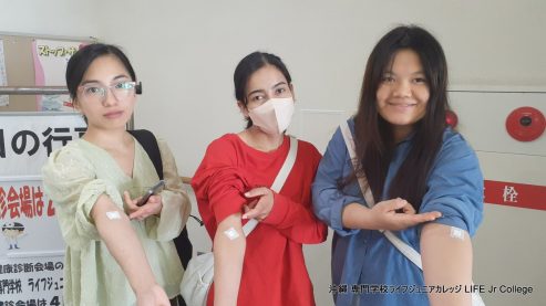 2026/05/15(金)健康診断 Annual Health Check-up
専門学校ライフジュニアカレッジ LIFE Jr College の生徒たちは、那覇市医師会生活習慣病検診センターで年次健康診断を受けました。
那覇市医師会での検査は非常にスムーズに進み、ほとんどの生徒が30~40分程度で健康診断を終えることができました。
当初の予定通りに健康診断を受けられなかった生徒は、既に再予約が済んでいます。再予約の日程については、担任の先生にご相談ください。
健康診断の結果は数週間後に判明します。結果によっては、追加の診察が必要となる生徒もいるかもしれません。そのような生徒は、担任の先生または事務室にご相談ください。
年次健康診断の目的は、早期発見と予防医療を提供することです。皆で力を合わせて、より健康で充実した生活を送りましょう。