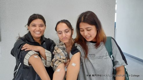 2026/05/15（金）健康診断 Annual Health Check-up 

専門学校ライフジュニアカレッジ LIFE Jr College の生徒たちは、那覇市医師会生活習慣病検診センターで年次健康診断を受けました。

那覇市医師会での検査は非常にスムーズに進み、ほとんどの生徒が30～40分程度で健康診断を終えることができました。

当初の予定通りに健康診断を受けられなかった生徒は、既に再予約が済んでいます。再予約の日程については、担任の先生にご相談ください。

健康診断の結果は数週間後に判明します。結果によっては、追加の診察が必要となる生徒もいるかもしれません。そのような生徒は、担任の先生または事務室にご相談ください。

年次健康診断の目的は、早期発見と予防医療を提供することです。皆で力を合わせて、より健康で充実した生活を送りましょう。